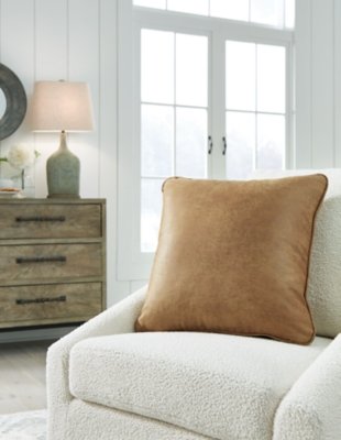 Cortnie Pillow - Image 5
