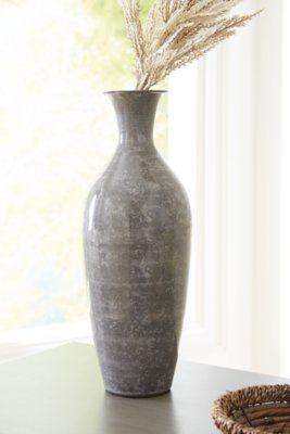 Brockwich Vase - Image 3