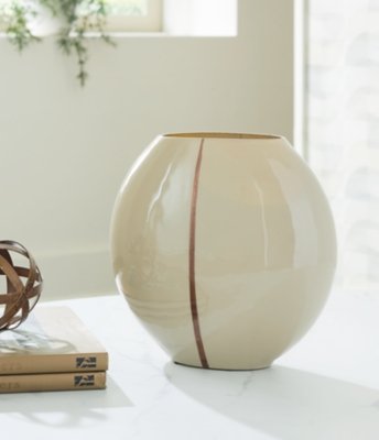 Sheabourne Vase - Image 3