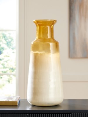 Wynburg Vase - Image 3