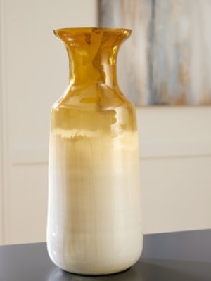 Wynburg Vase - Image 3