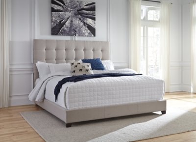 Dolante Queen Upholstered Bed - Image 4