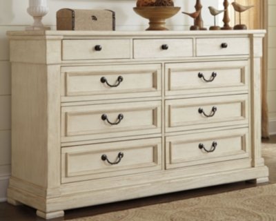 Realyn Dresser and 2 Nightstands - Image 11