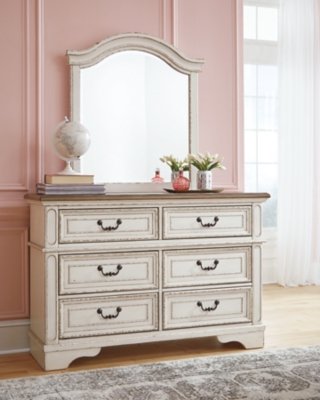 Realyn Full Panel Bed, Dresser and Mirror - Image 8