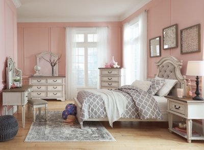 Realyn Chest of Drawers - Image 8