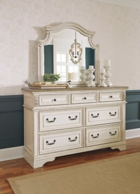 Realyn Queen Upholstered Panel Bed, Dresser, Mirror, Chest and 2 Nightstands - Image 18