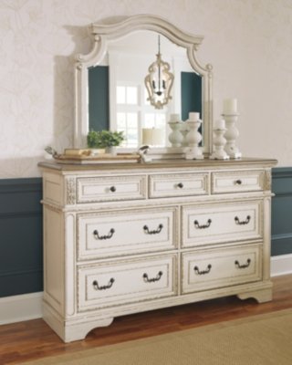 Realyn King Panel Bed, Dresser, Mirror, Chest and 2 Nightstands - Image 15