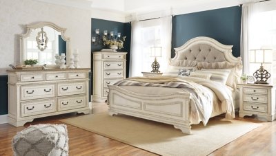 Realyn King Upholstered Panel Bed, Dresser and Mirror - Image 6