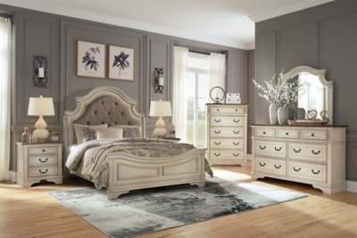 Realyn Queen Panel Bed, Dresser, Chest and 2 Nightstands - Image 19