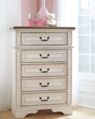 Realyn Queen Panel Bed, Dresser, Mirror, Chest and Nightstand - Image 17