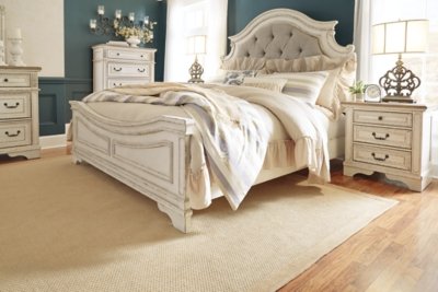 Realyn King Upholstered Panel Bed - Image 7
