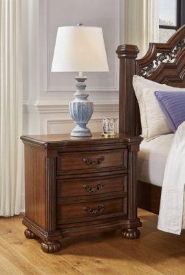 Lavinton Queen Poster Bed, Chest and Nightstand - Image 18