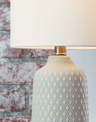Donnford Table Lamp (Set of 2) - Image 5