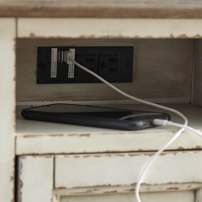 Realyn Chairside End Table - Image 6