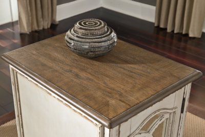 Realyn Chairside End Table - Image 9