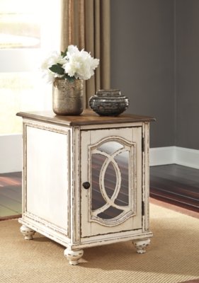 Realyn Chairside End Table - Image 3