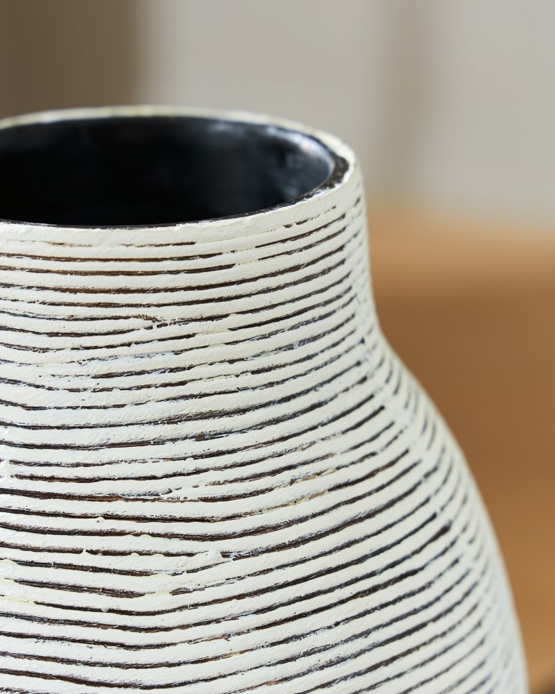 Girtha Vase - Image 4