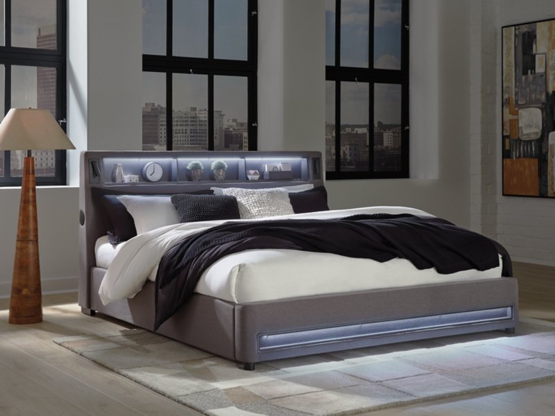 Wronske King Upholstered Bed - Image 11