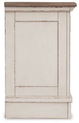 Realyn King Panel Bed, Vanity, Chest and 2 Nightstands - Image 9