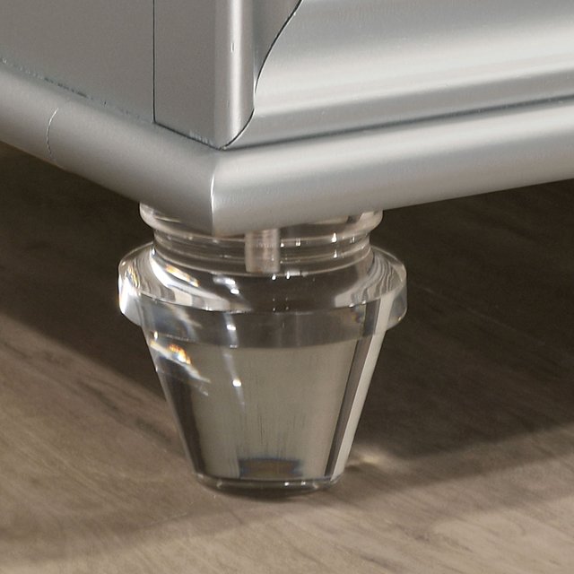 Maddie 4 Pc Queen Bedroom Set - Image 10